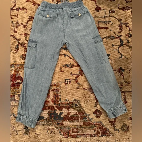 Dress Forum Los Angeles Women’s Light Wash Denim Cargo Joggers - Picture 9 of 12